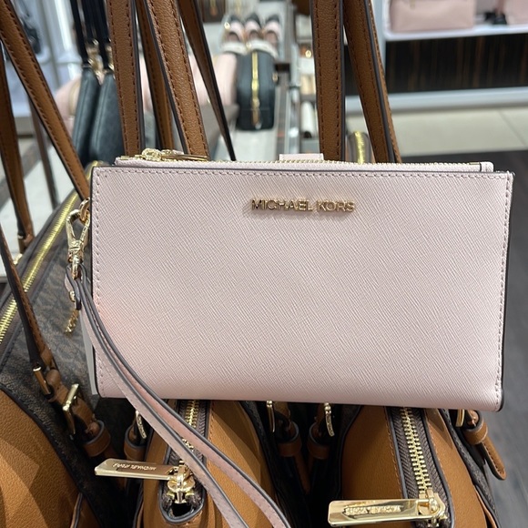 MICHAEL KORS LARGE DOUBLE ZIP WRISTLET WALLET PHONE CASE CLUTCH 
Powder Blush - Picture 4 of 16